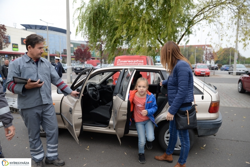 A járművek őszi-téli átállását segítő akció-fotó Trifonov Éva