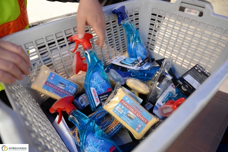 A járművek őszi-téli átállását segítő akció-fotó Trifonov Éva