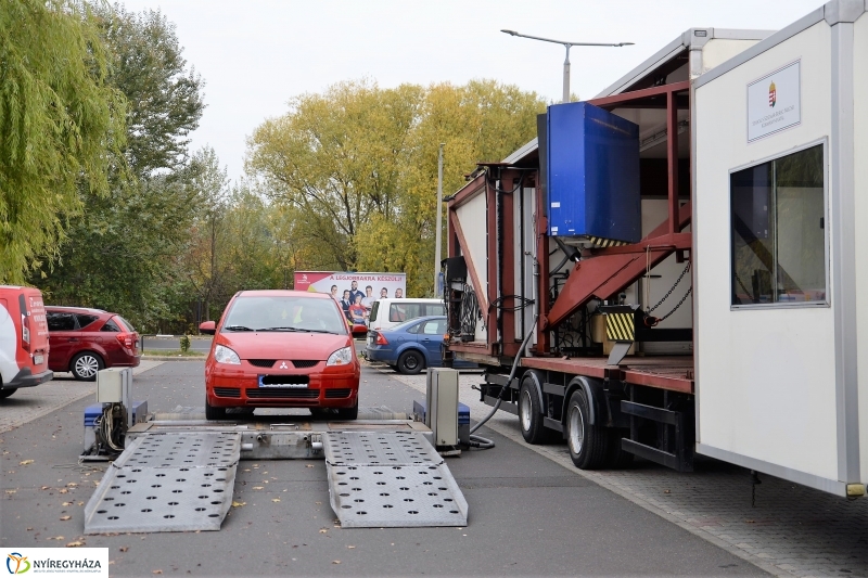 A járművek őszi-téli átállását segítő akció-fotó Trifonov Éva