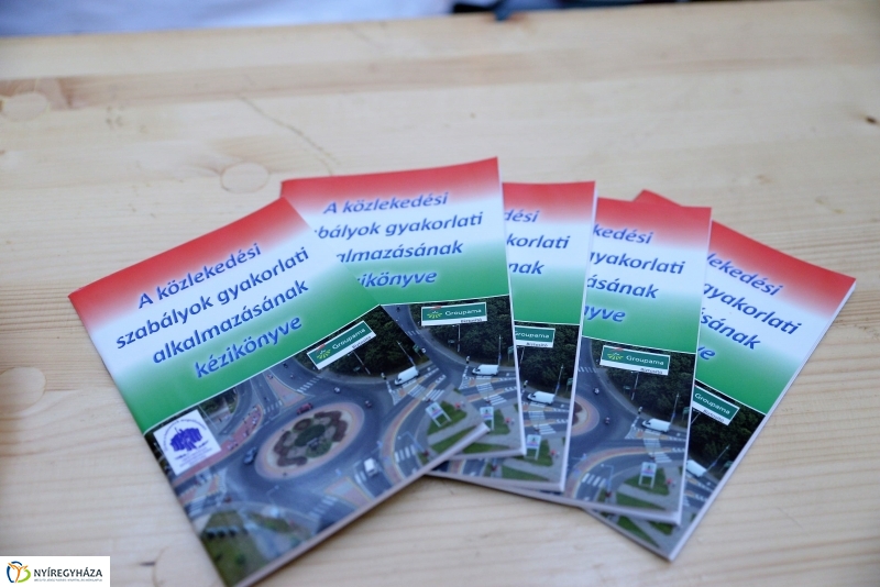 A járművek őszi-téli átállását segítő akció-fotó Trifonov Éva