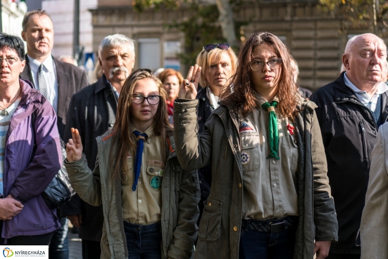 Koszorúzás az 1956-os emlékműnél