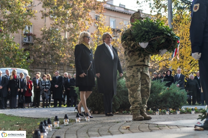 Koszorúzás az 1956-os emlékműnél