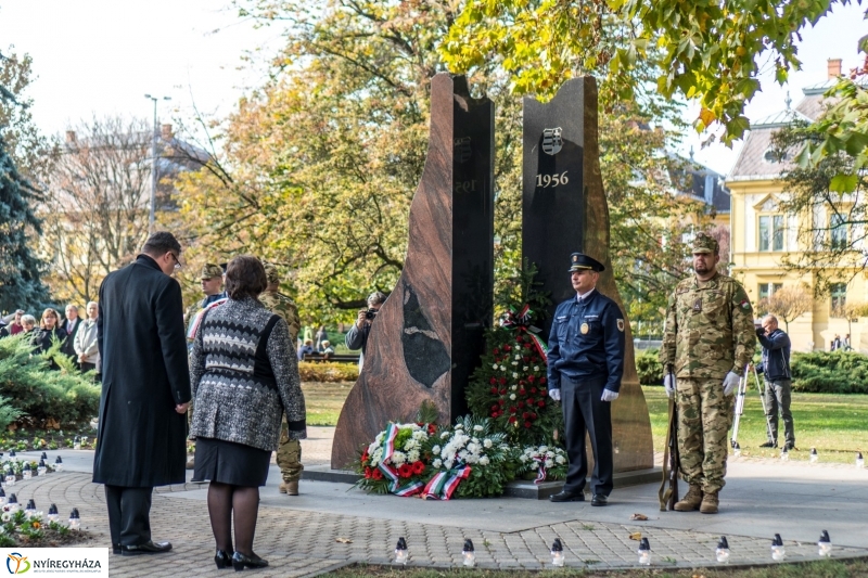 Koszorúzás az 1956-os emlékműnél