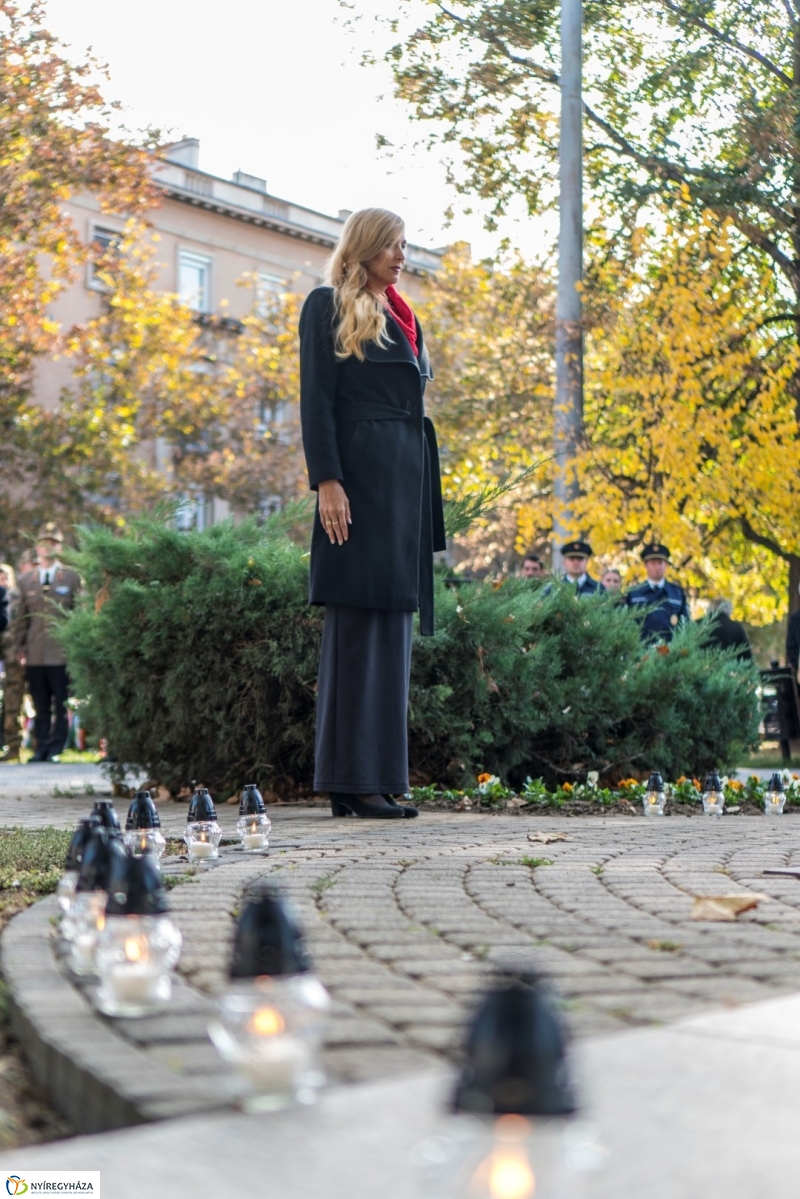 Koszorúzás az 1956-os emlékműnél