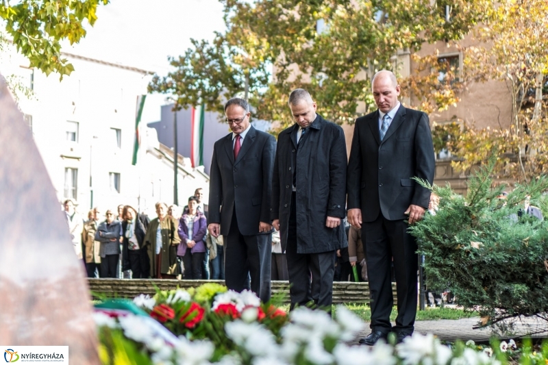 Koszorúzás az 1956-os emlékműnél