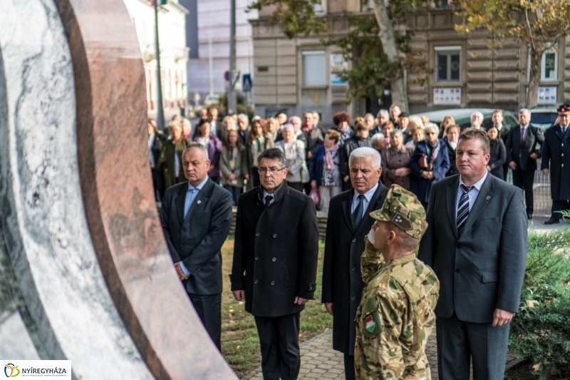 Koszorúzás az 1956-os emlékműnél