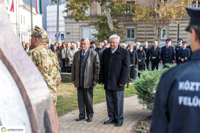 Koszorúzás az 1956-os emlékműnél