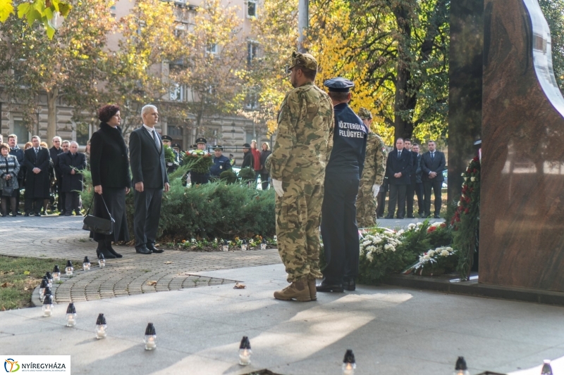Koszorúzás az 1956-os emlékműnél