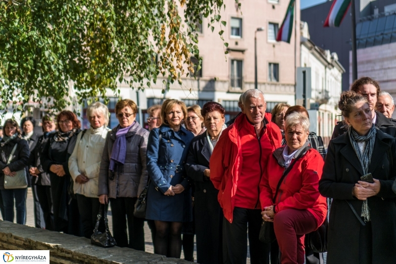Koszorúzás az 1956-os emlékműnél