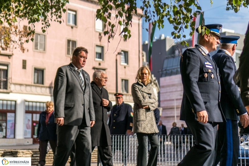 Koszorúzás az 1956-os emlékműnél