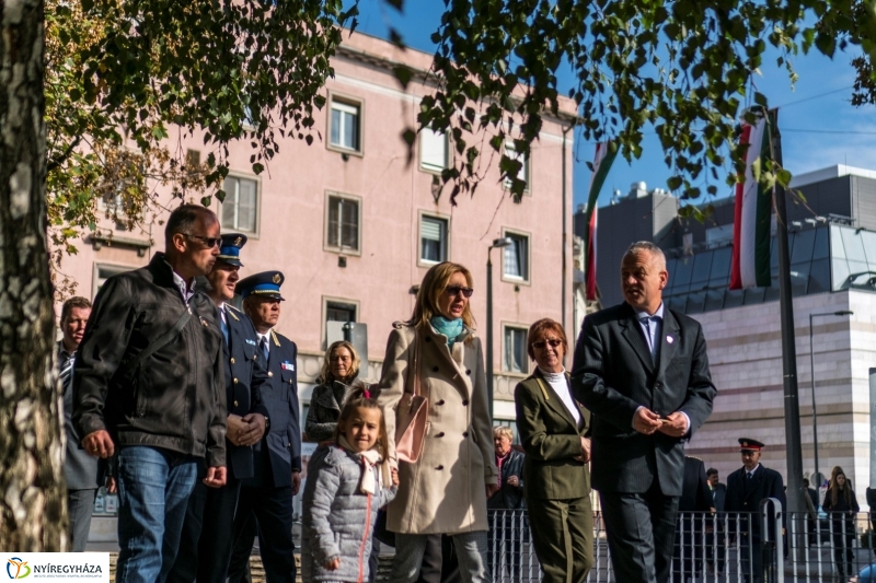 Koszorúzás az 1956-os emlékműnél