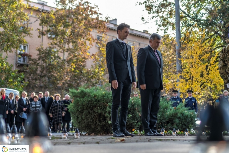 Koszorúzás az 1956-os emlékműnél