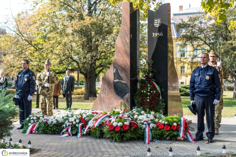 Koszorúzás az 1956-os emlékműnél