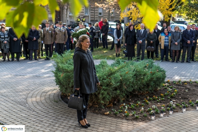 Koszorúzás az 1956-os emlékműnél