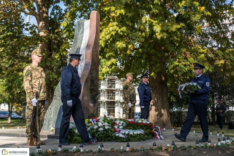 Koszorúzás az 1956-os emlékműnél
