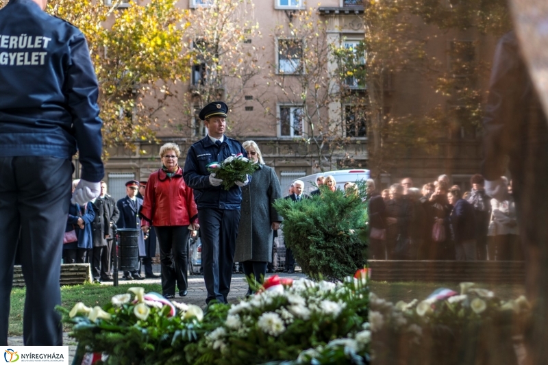 Koszorúzás az 1956-os emlékműnél