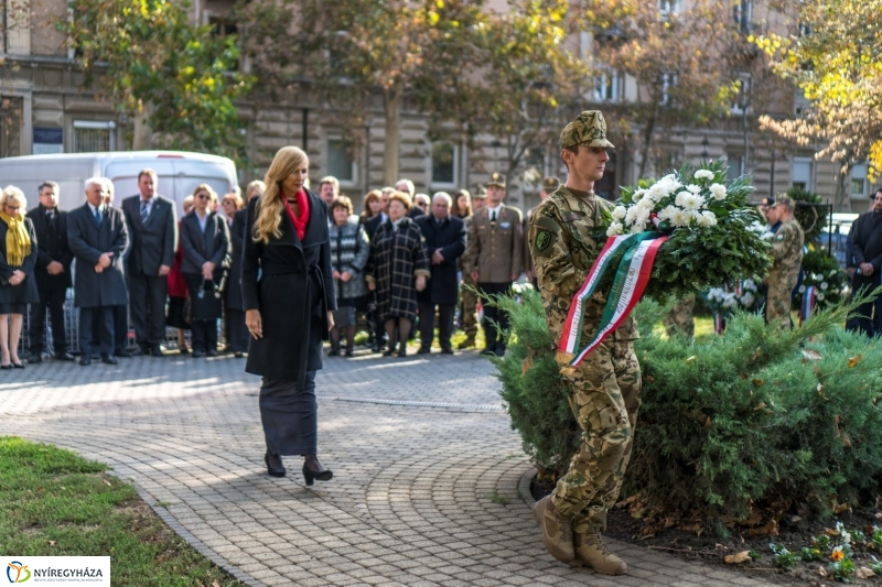 Koszorúzás az 1956-os emlékműnél