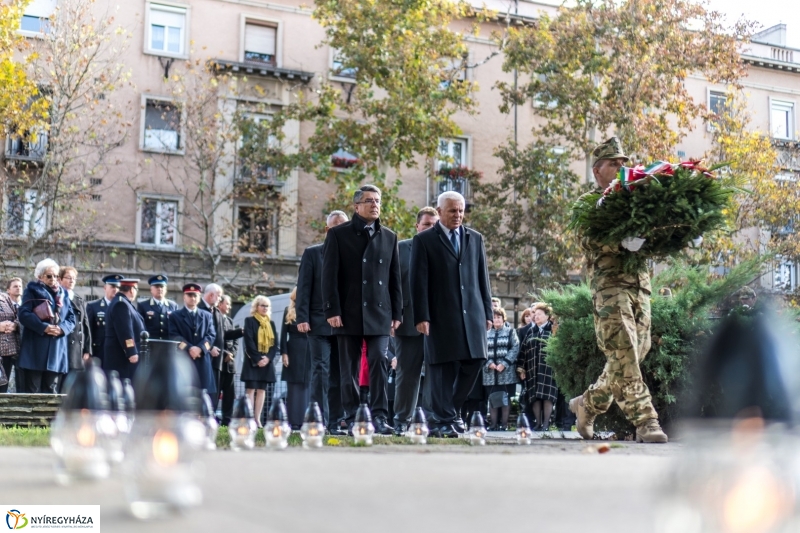 Koszorúzás az 1956-os emlékműnél