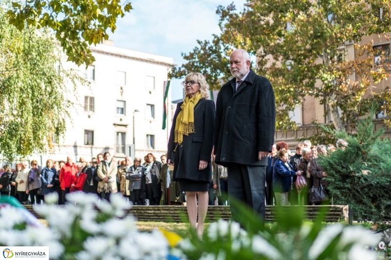 Koszorúzás az 1956-os emlékműnél