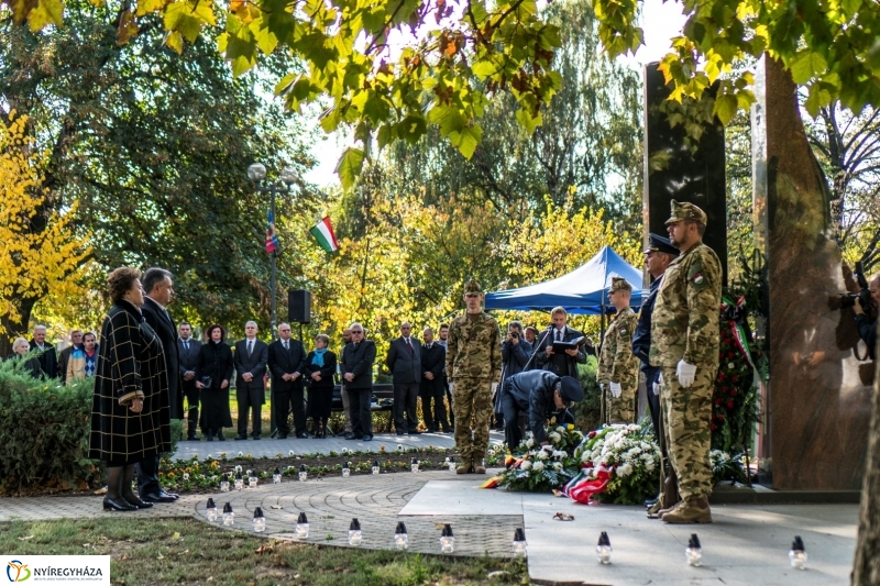 Koszorúzás az 1956-os emlékműnél