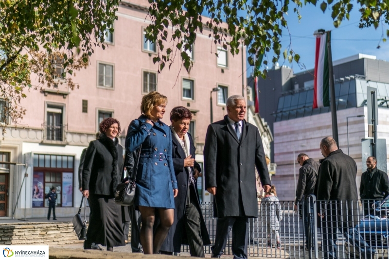 Koszorúzás az 1956-os emlékműnél