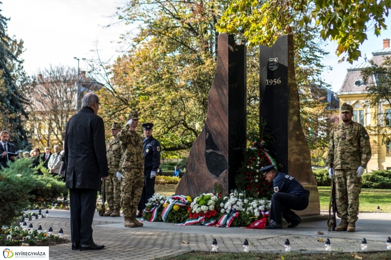 Koszorúzás az 1956-os emlékműnél