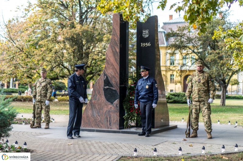Koszorúzás az 1956-os emlékműnél
