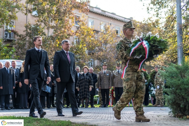 Koszorúzás az 1956-os emlékműnél