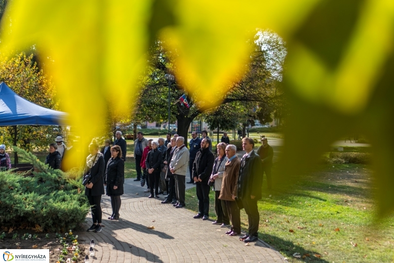 Koszorúzás az 1956-os emlékműnél