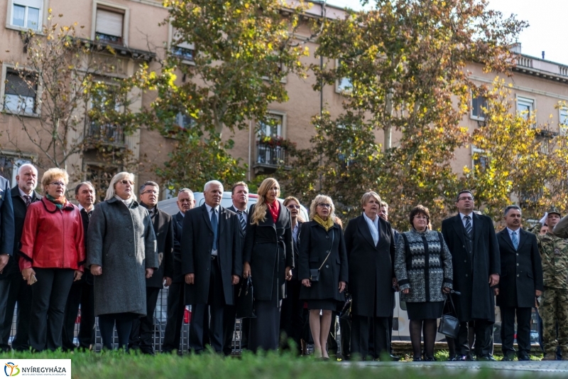 Koszorúzás az 1956-os emlékműnél