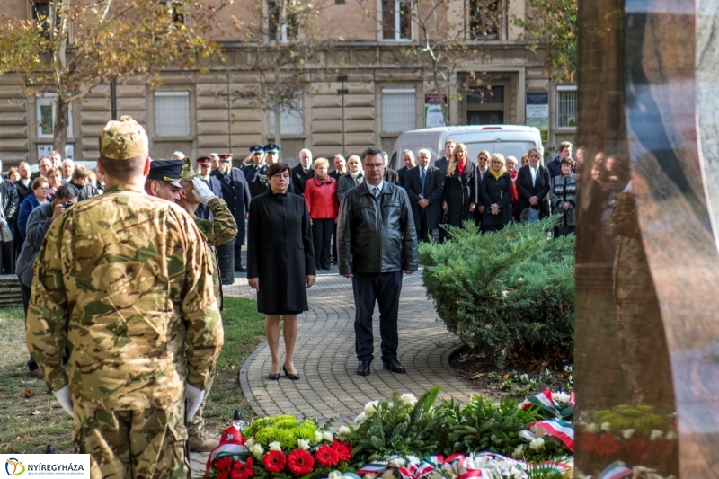 Koszorúzás az 1956-os emlékműnél
