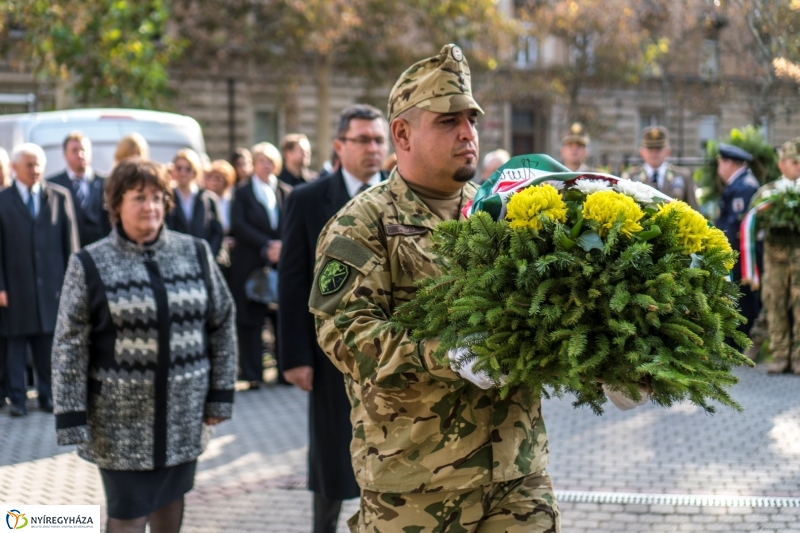 Koszorúzás az 1956-os emlékműnél