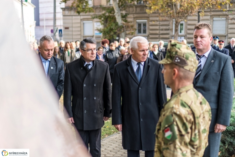 Koszorúzás az 1956-os emlékműnél