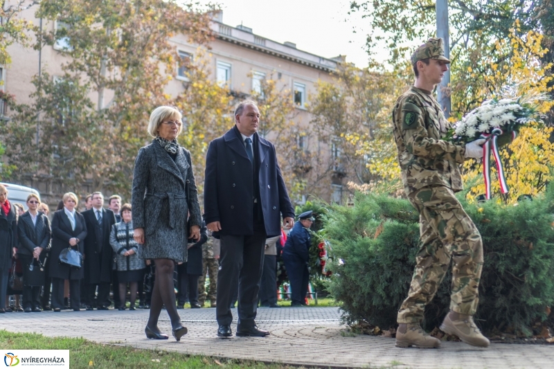 Koszorúzás az 1956-os emlékműnél