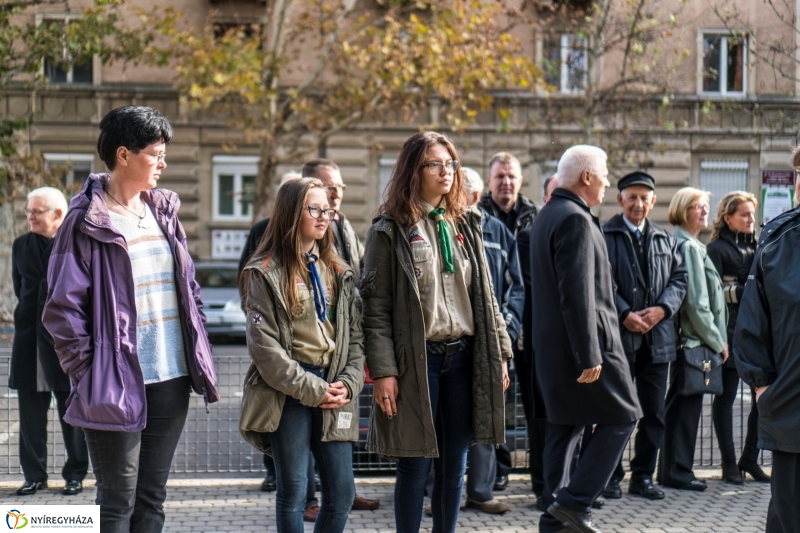 Koszorúzás az 1956-os emlékműnél