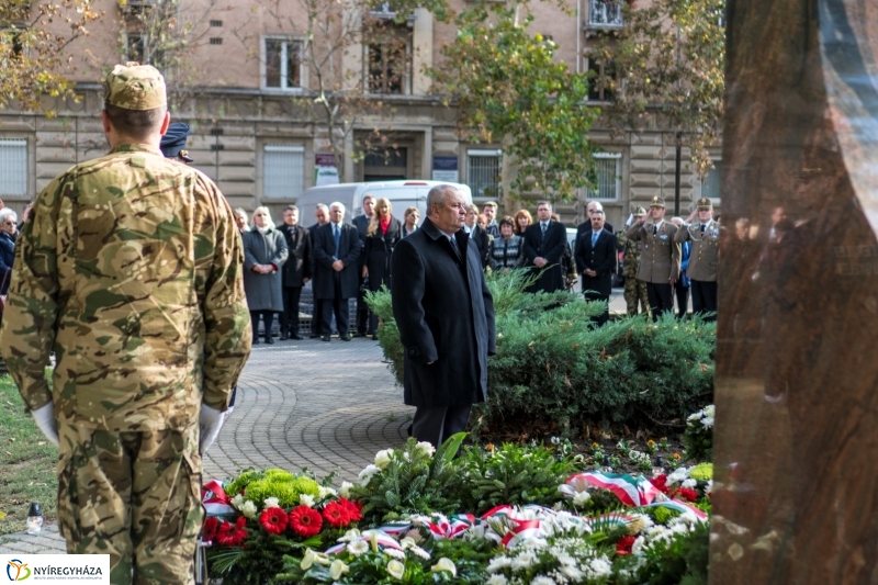 Koszorúzás az 1956-os emlékműnél