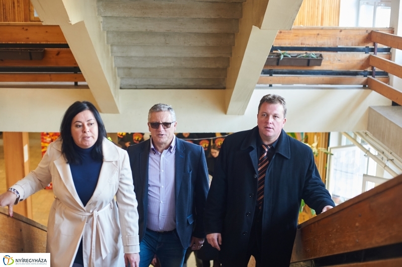 Helyszíni bejárás a Kazinczy iskolában - fotó Szarka Lajos