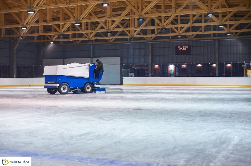 Hódít a jégpálya - fotó Szarka Lajos