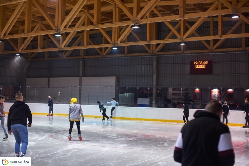 Hódít a jégpálya - fotó Szarka Lajos