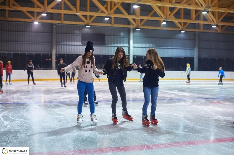 Hódít a jégpálya - fotó Szarka Lajos