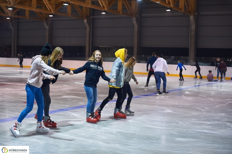 Hódít a jégpálya - fotó Szarka Lajos