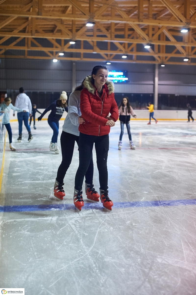 Hódít a jégpálya - fotó Szarka Lajos