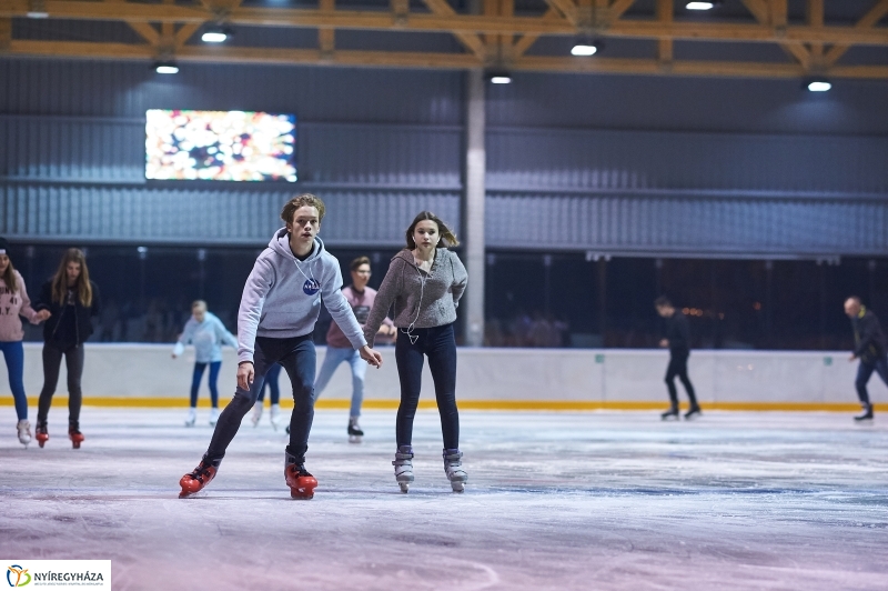 Hódít a jégpálya - fotó Szarka Lajos