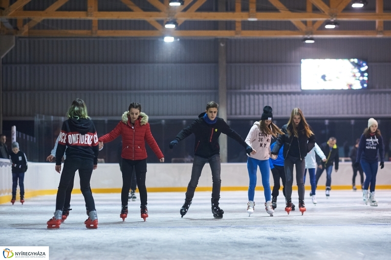Hódít a jégpálya - fotó Szarka Lajos
