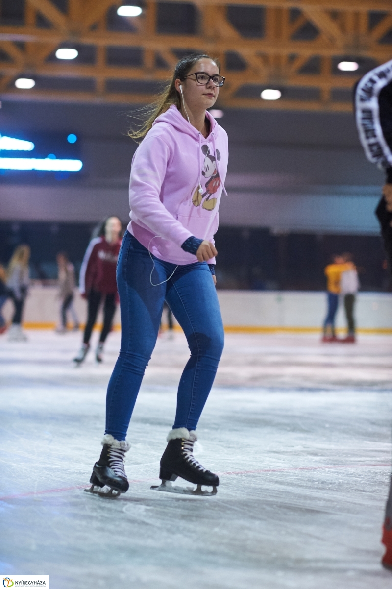 Hódít a jégpálya - fotó Szarka Lajos