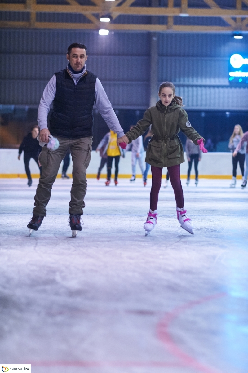 Hódít a jégpálya - fotó Szarka Lajos