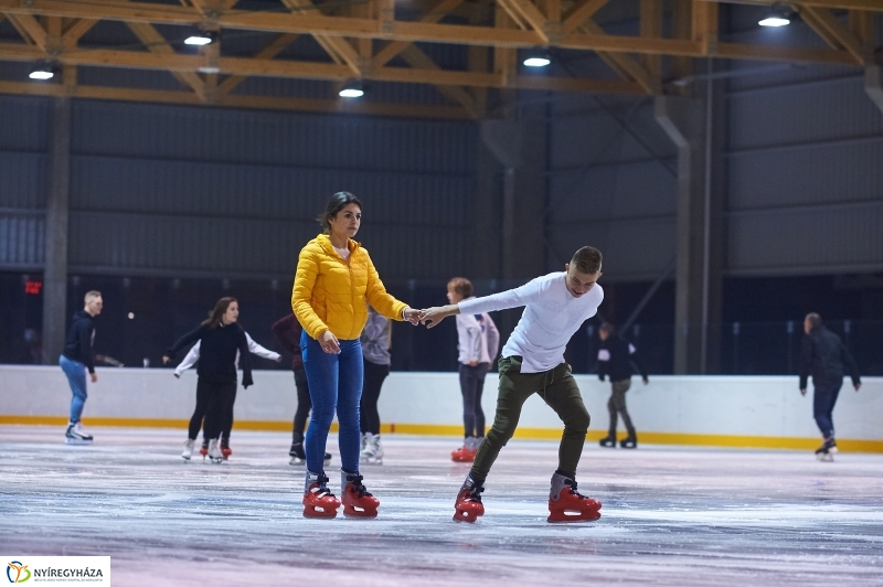 Hódít a jégpálya - fotó Szarka Lajos
