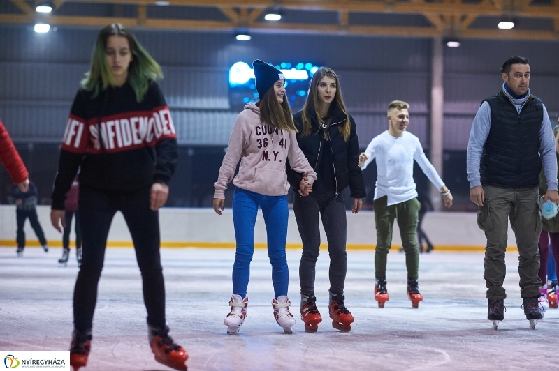Hódít a jégpálya - fotó Szarka Lajos