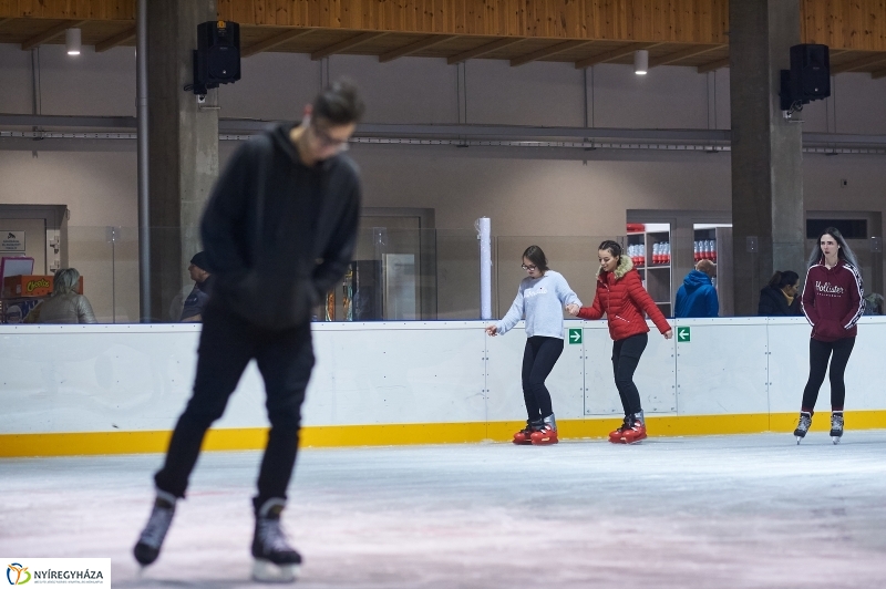 Hódít a jégpálya - fotó Szarka Lajos