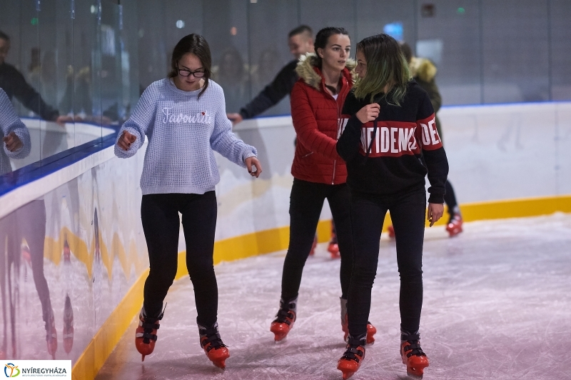 Hódít a jégpálya - fotó Szarka Lajos